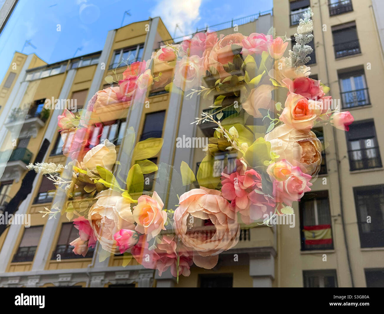 Guirlande de fleurs dans une fenêtre de magasin - Image de stock capturée avec un smartphone