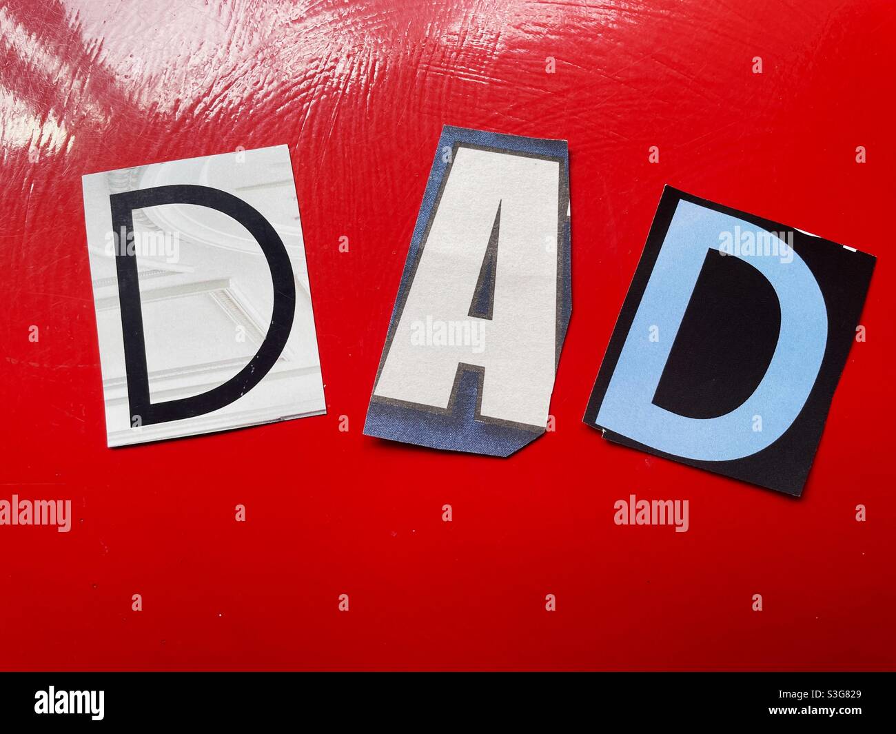 Ransom style de note épelant le mot papa sur un fond rouge, USA - Image de stock capturée avec un smartphone