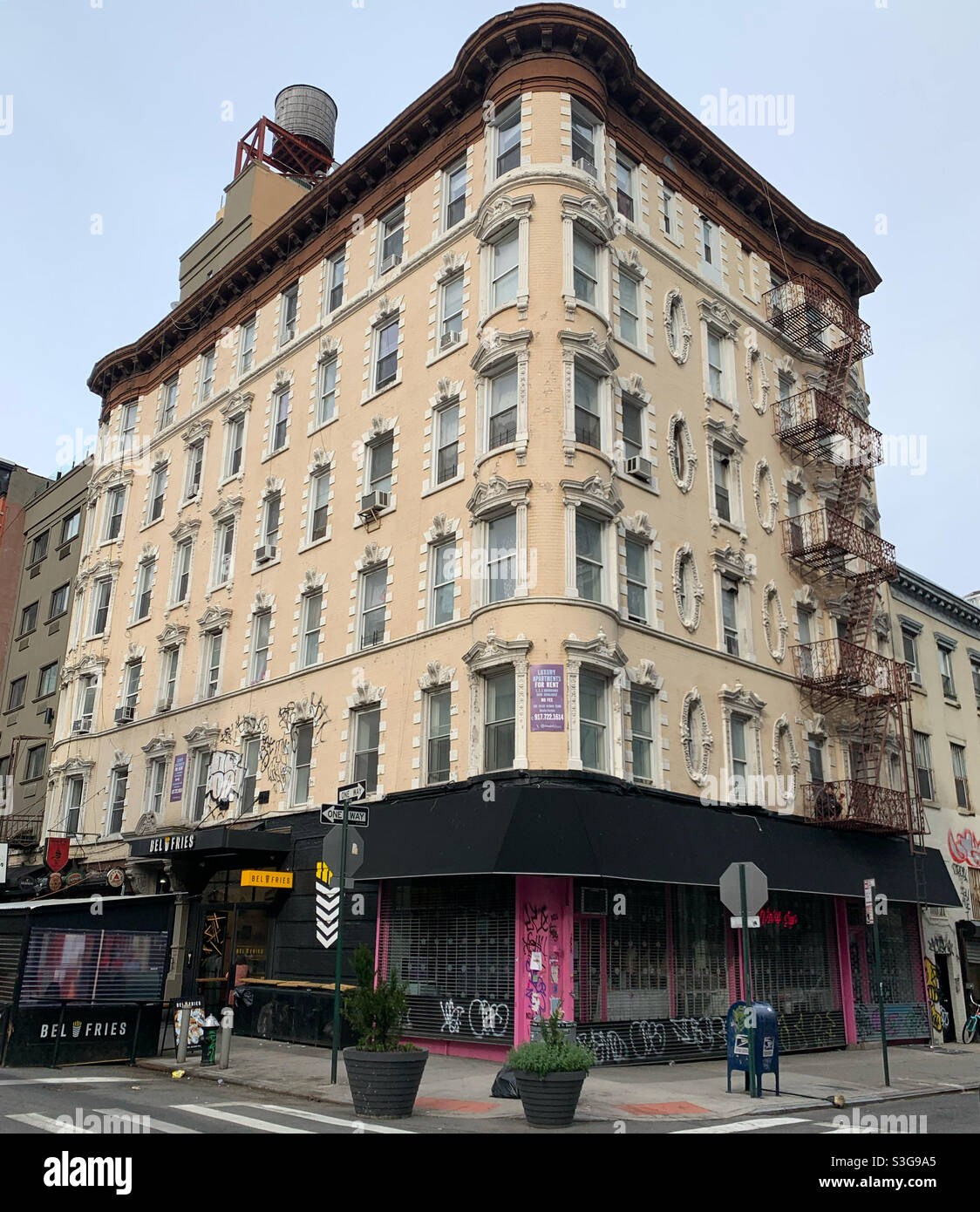 Avril 2021, un bâtiment dans le Lower East Side, Manhattan, New York City, New York, États-Unis Banque D'Images