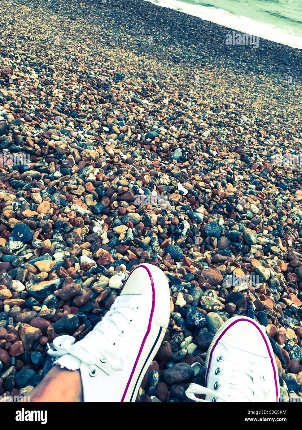 Nouveaux tennis blancs sur la plage de Brighton - Image de stock capturée avec un smartphone
