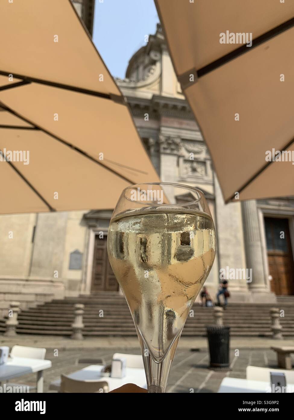 Verre Prosecco sous parasols sur la place Saint Alexander. Milan, Italie. Banque D'Images