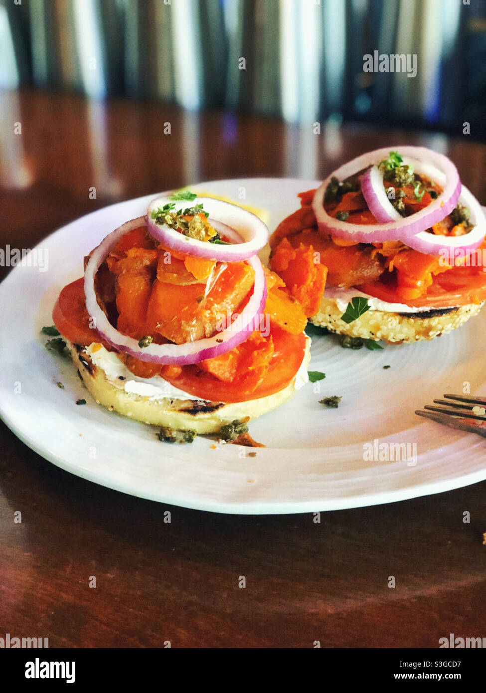 Bagel vegan “lox” du café No Bones Beach Club qui a fermé pendant une pandémie de covid en 2020 Banque D'Images