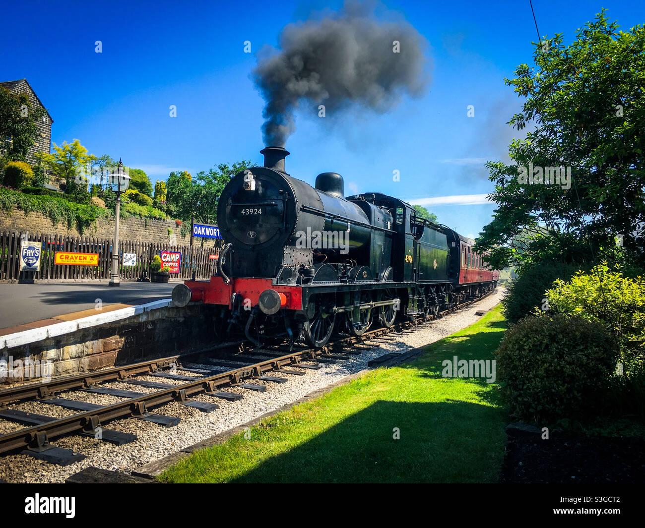 Un train à vapeur à la gare d'Oakworth sur la ligne Keighley et Worth Valley qui a été rendu célèbre par les enfants de chemin de fer. - Image de stock capturée avec un smartphone
