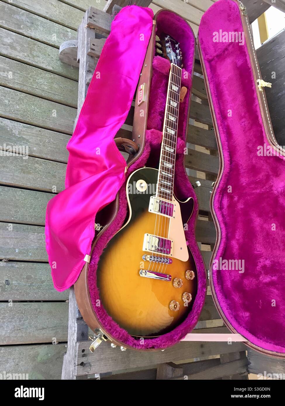 Guitare électrique vintage avec étui de chemise rose Banque D'Images