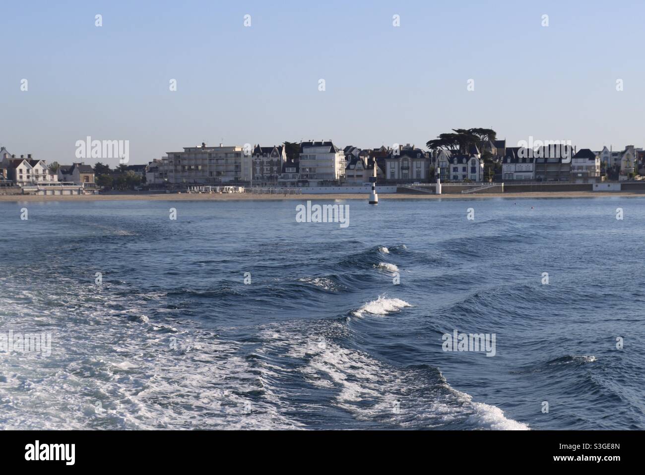 En quittant le port de Quiberon en Bretagne avec un bateau et en route vers Belle Ile en Mer - Image de stock capturée avec un smartphone