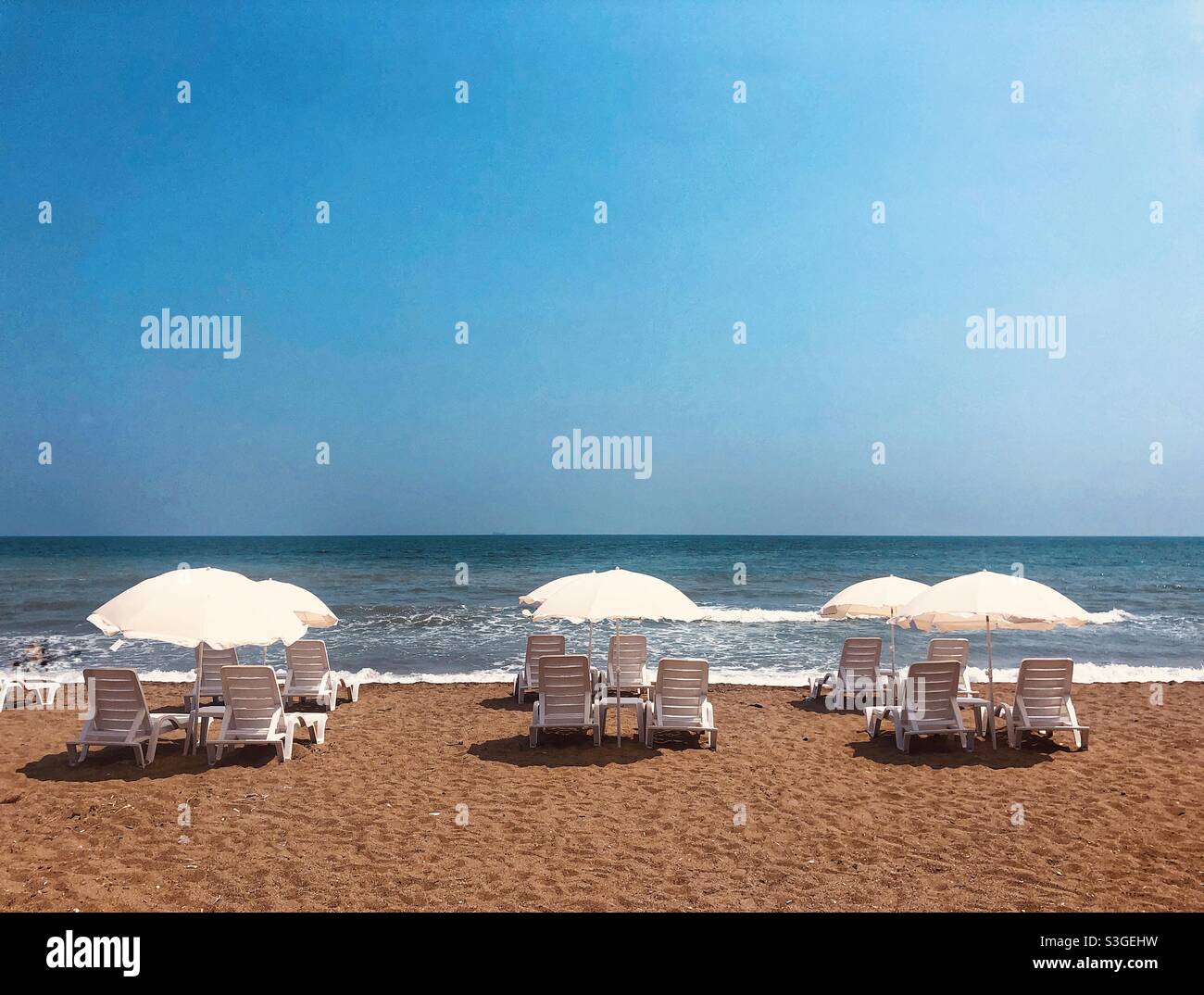 Parasols de plage et lit de plage sur la plage Banque D'Images