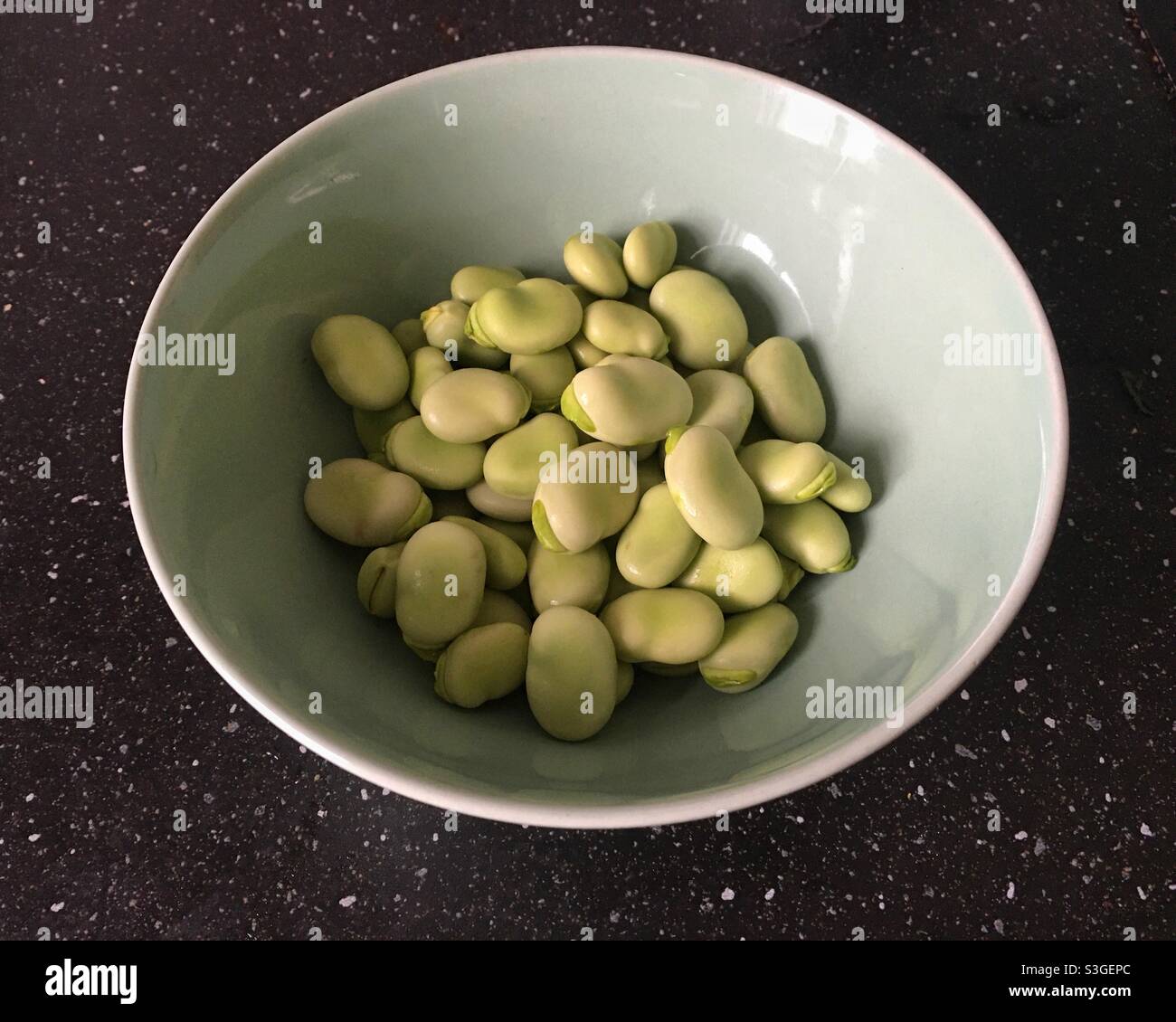 Un bol de fèves bio, décortiquées et prêtes à cuire - Image de stock capturée avec un smartphone