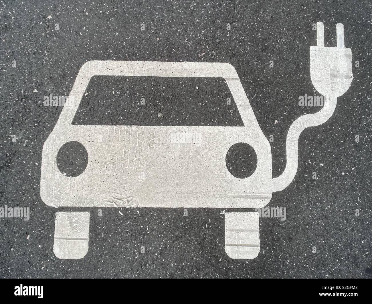 Symbole de stationnement pour les voitures électriques sur asphalte Banque D'Images