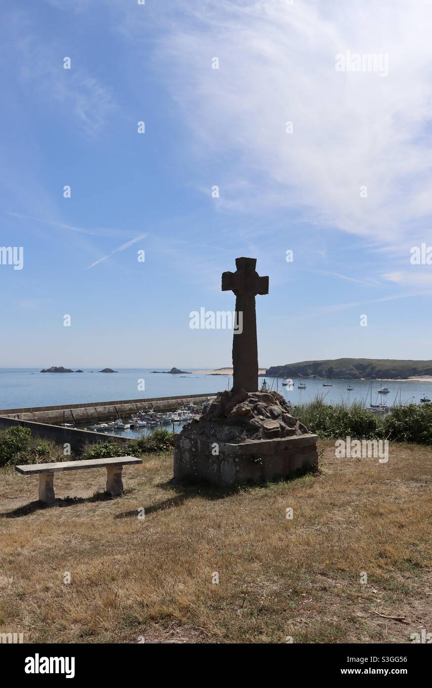 Traversée d'un calvaire au sommet de la colline sur l'île de Houat en Bretagne, Morbihan, France avec vue sur le port - Image de stock capturée avec un smartphone
