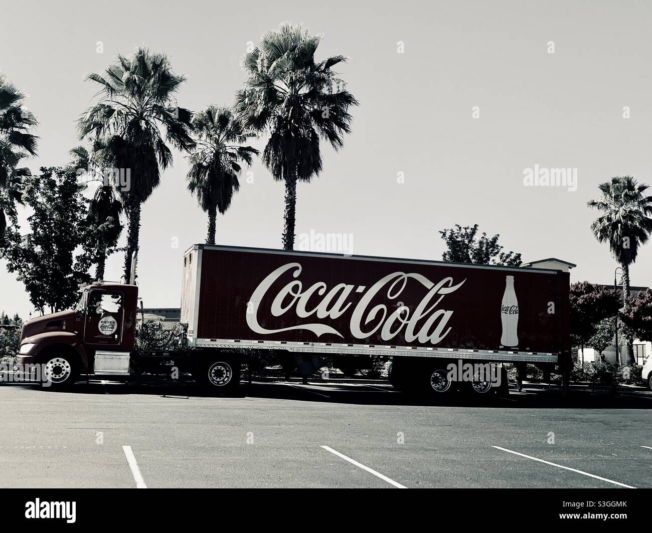 Cocoa cola camion garés à l'extérieur par les palmiers tropicales en Californie . États-Unis, Amérique Banque D'Images