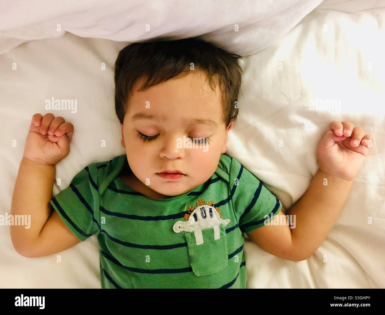 Tucked dehors bébé garçon - Image de stock capturée avec un smartphone