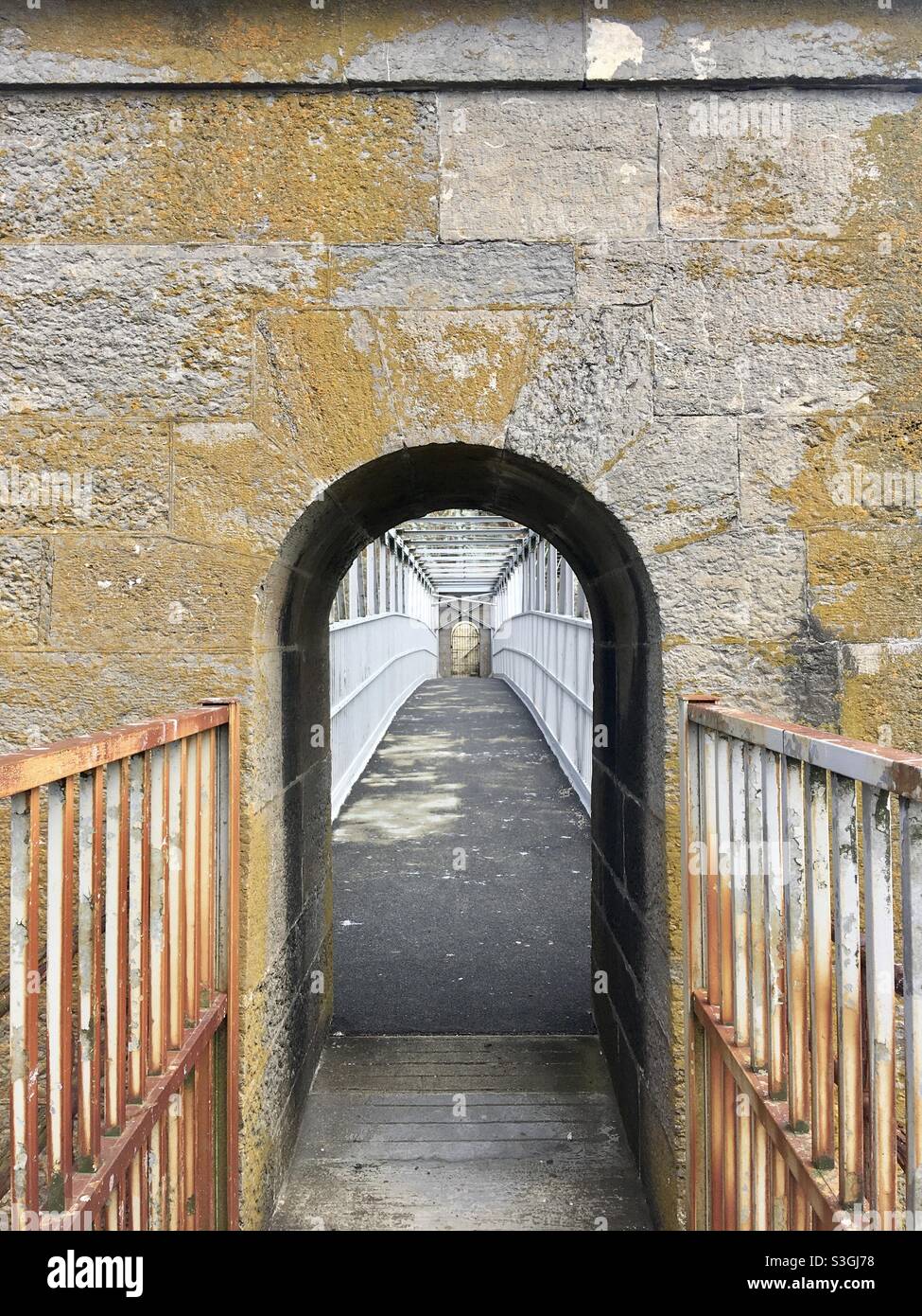 Une passerelle de suspension rouillé. Banque D'Images