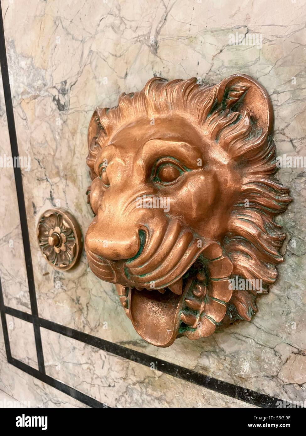 Une tête de lion en laiton figure dans une fontaine dans la bibliothèque publique de New York sur la cinquième avenue, NYC, USA - Image de stock capturée avec un smartphone