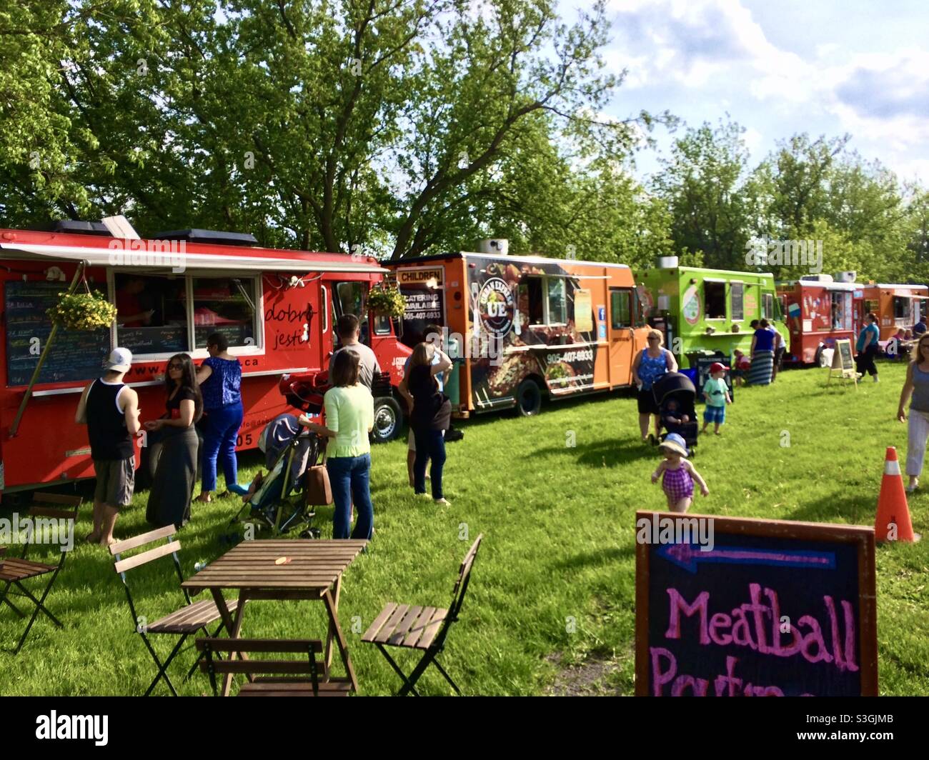 Camions alimentaires au printemps - Image de stock capturée avec un smartphone