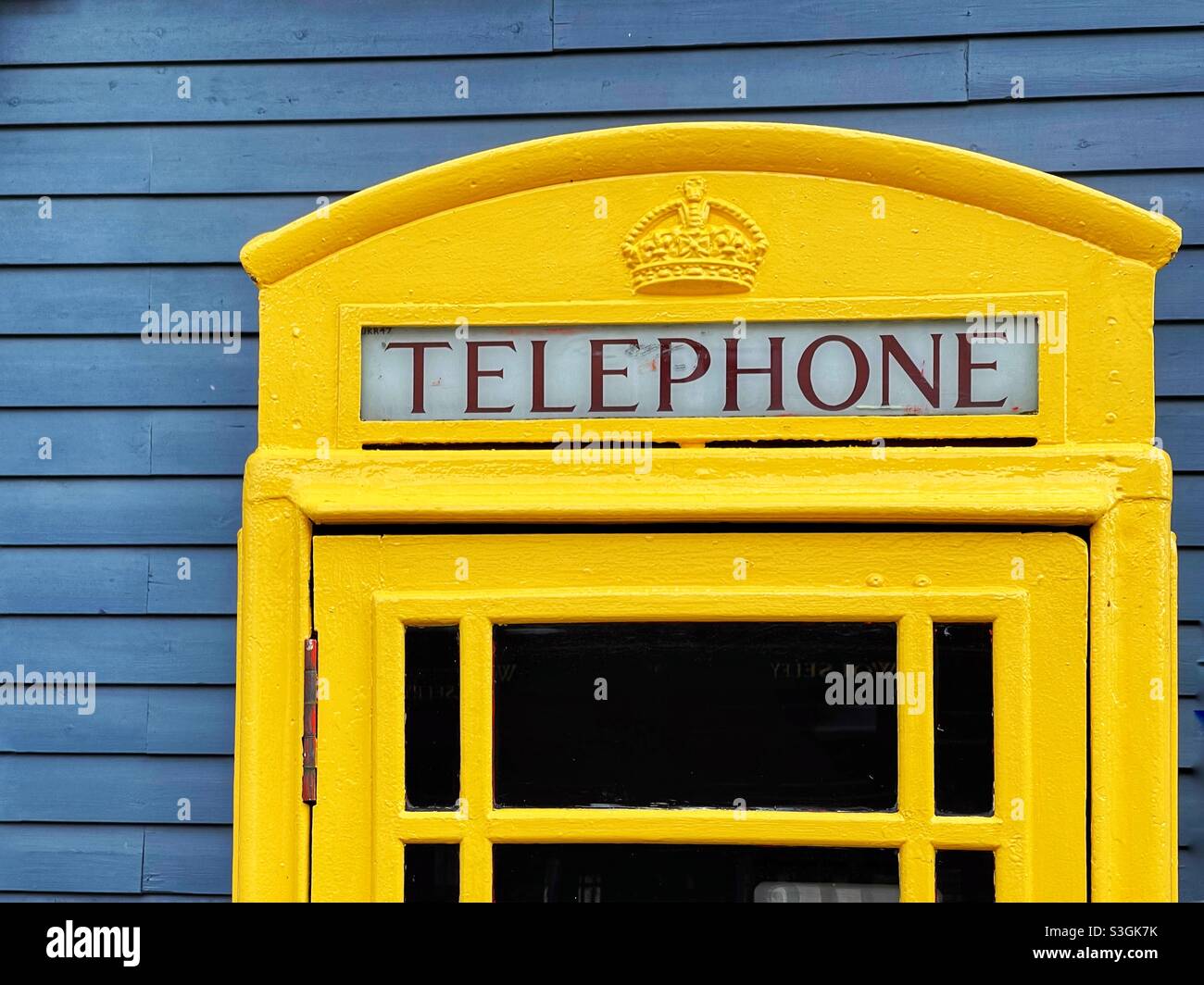 Boîte téléphonique rétro de bureau de poste peinte en jaune - Image de stock capturée avec un smartphone