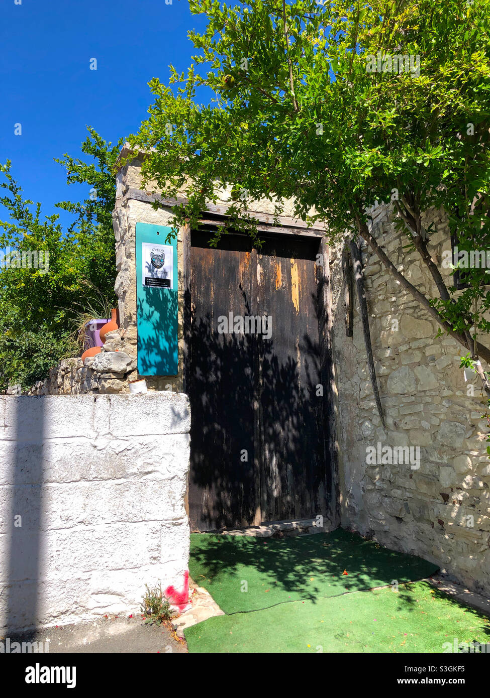 Une vieille porte à l'entrée d'une galerie d'art dans le village de Lanie (Laneia) dans les montagnes Troodos, Chypre. - Image de stock capturée avec un smartphone