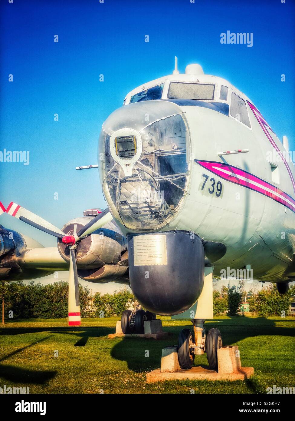 Argus, avion de la Force aérienne canadienne à la retraite, exposé à Summerside, Île-du-Prince-Édouard, Canada. Banque D'Images