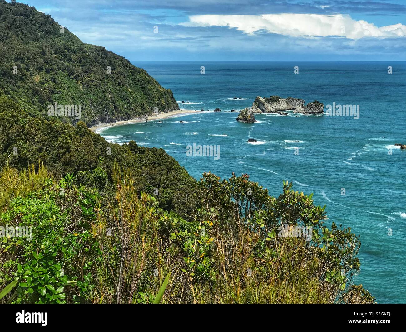 Vue sur la côte depuis le point de vue de Knight, près de Haast, Île du Sud, Nouvelle-Zélande - Image de stock capturée avec un smartphone
