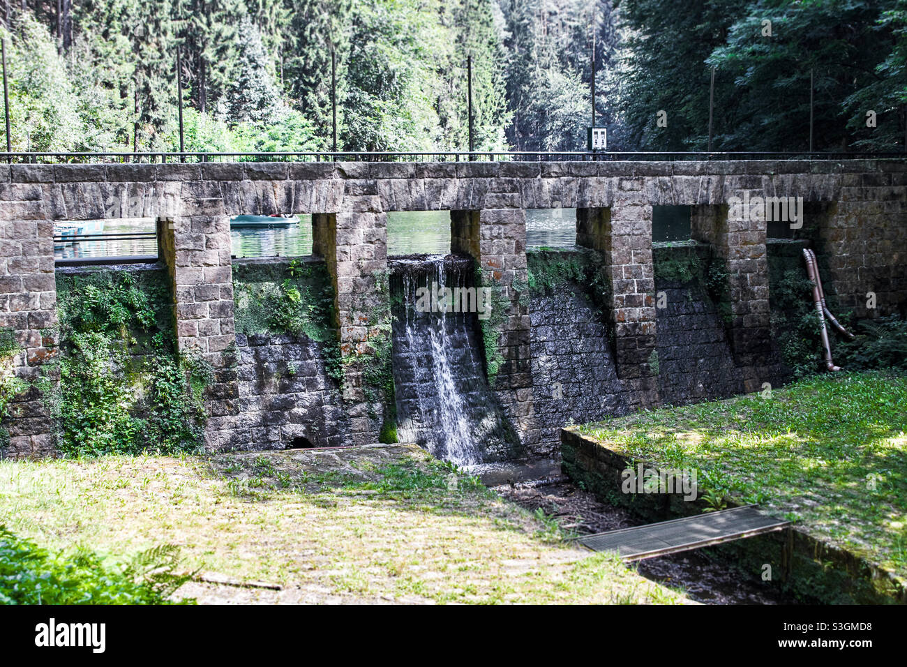 Barrage mur pont construit avec des sandstone au lac Amselsee dans Rathen nera la ville de rathen Saxe Suisse dans le parc national des montagnes de grès d'Elbe en allemagne saxonne Banque D'Images