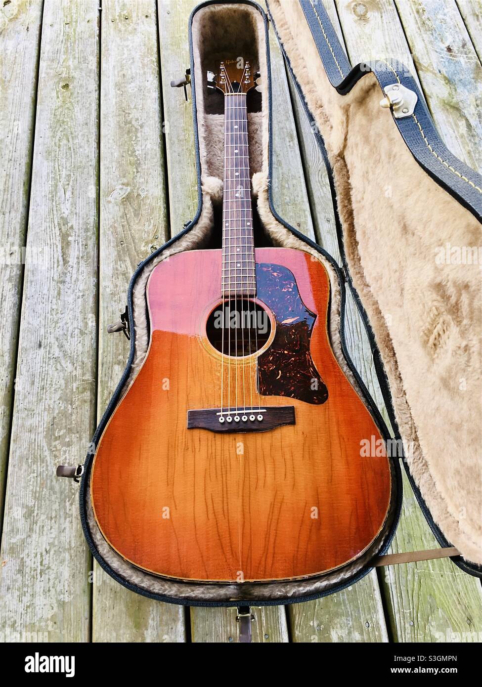 Guitare acoustique ancienne Gibson Photo Stock - Alamy