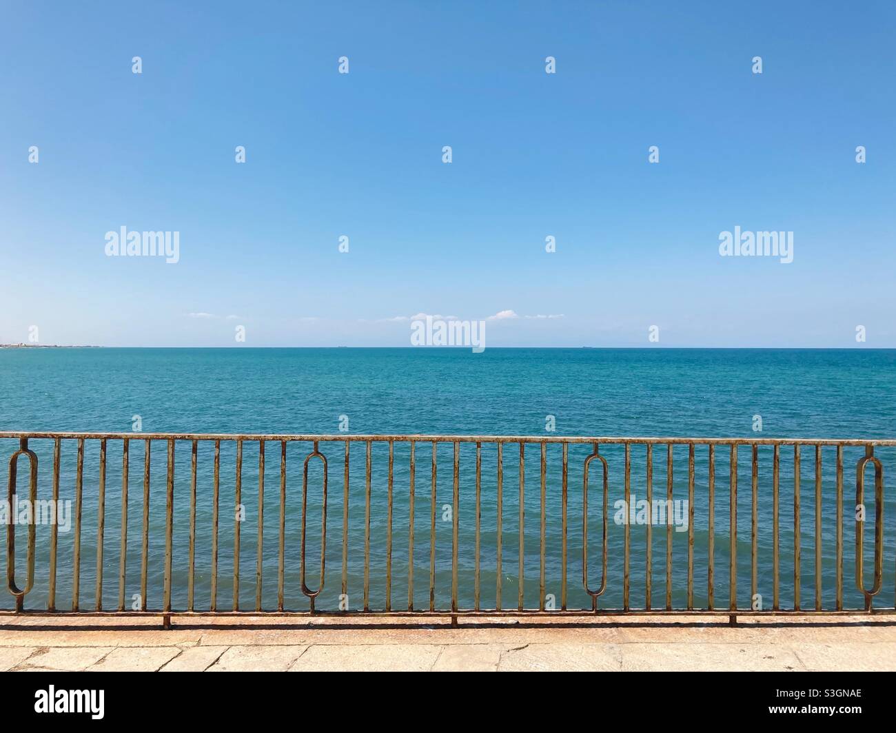 Une clôture métallique sur la mer Adriatique dans la ville de Trani, Italie Banque D'Images