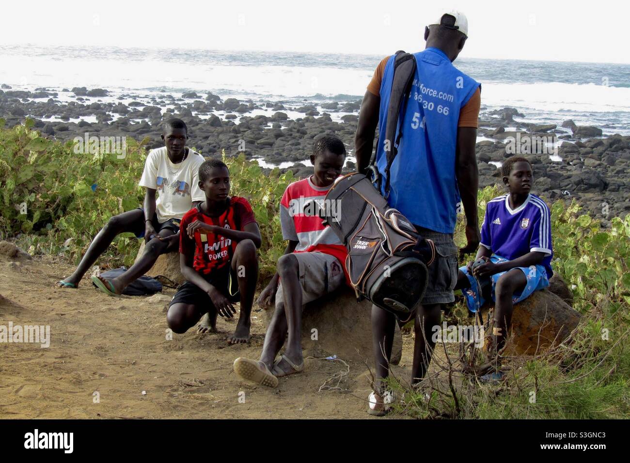 Un groupe de garçons parle au caddy d'un parcours de golf près de Dakar, Sénégal Banque D'Images