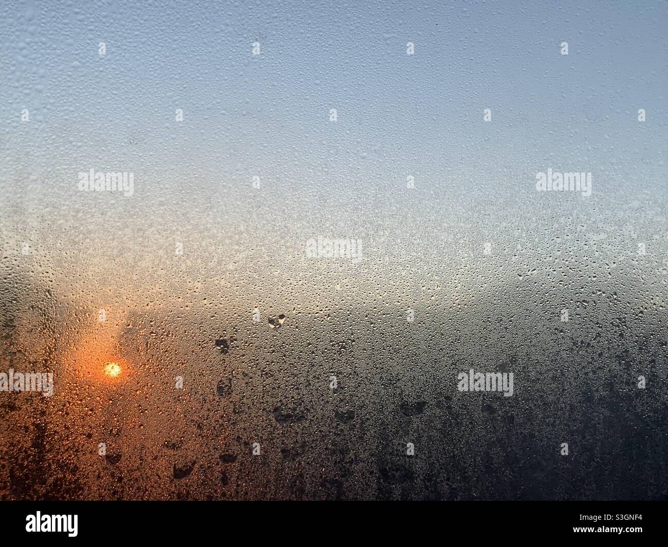 Douche et couchers de soleil à vapeur - vue sur la fenêtre en verre dans la douche au magnifique coucher de soleil doré Banque D'Images