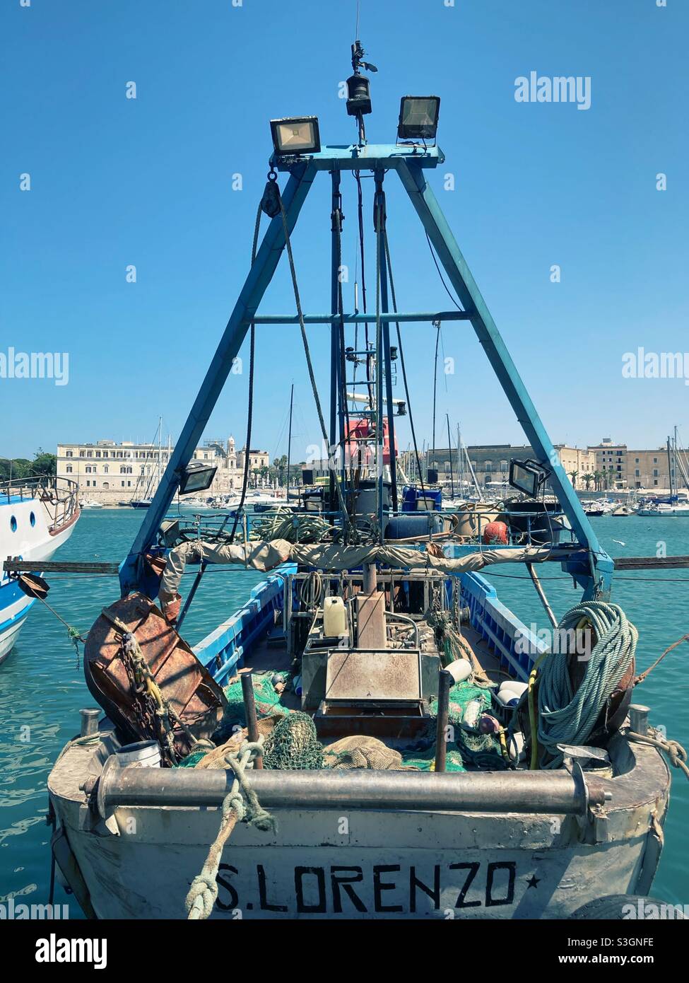 Un bateau de pêche et la ville des pouilles de Trani, en Italie Banque D'Images