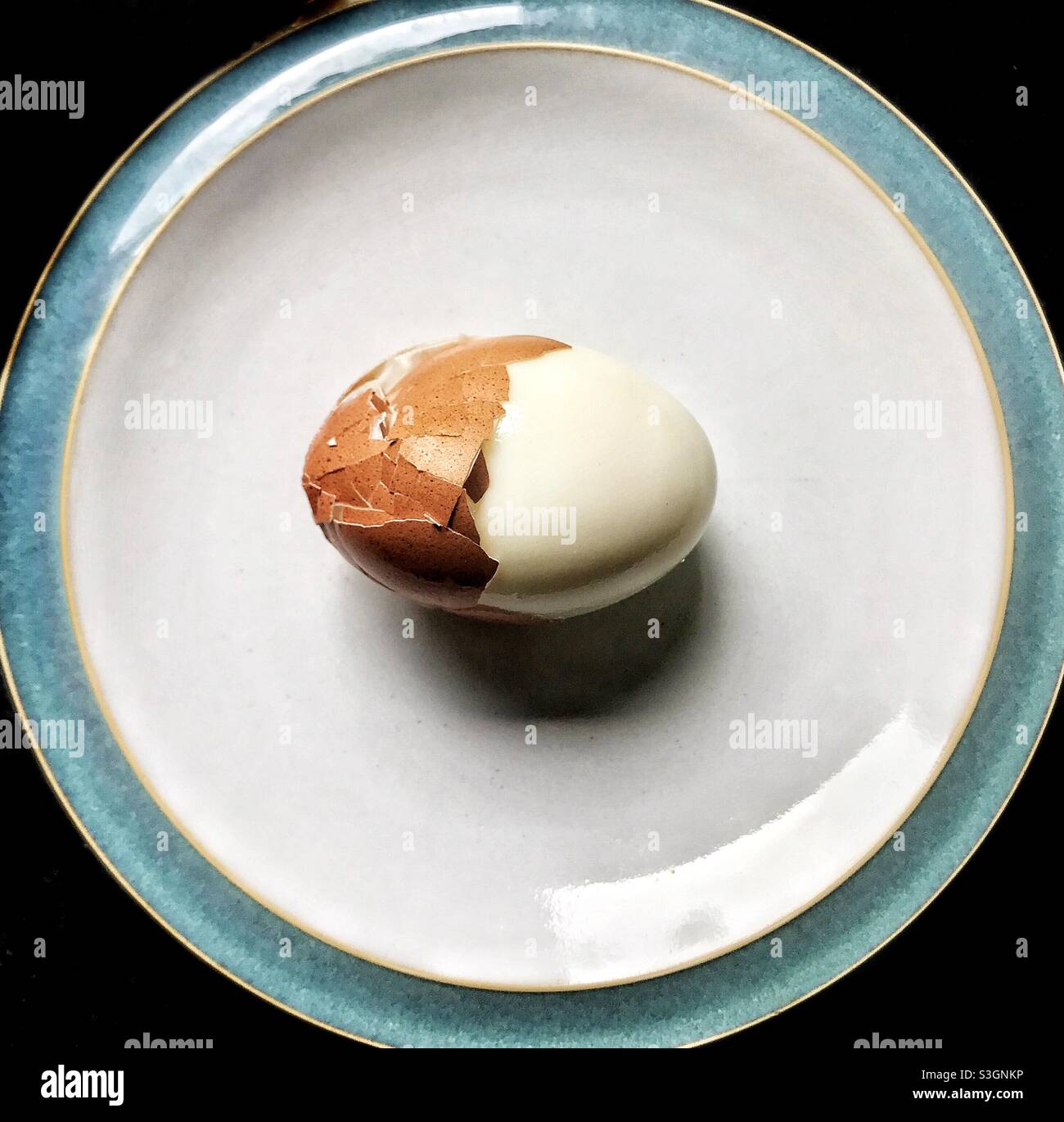 Un œuf dur avec une coquille craquelée Photo Stock - Alamy
