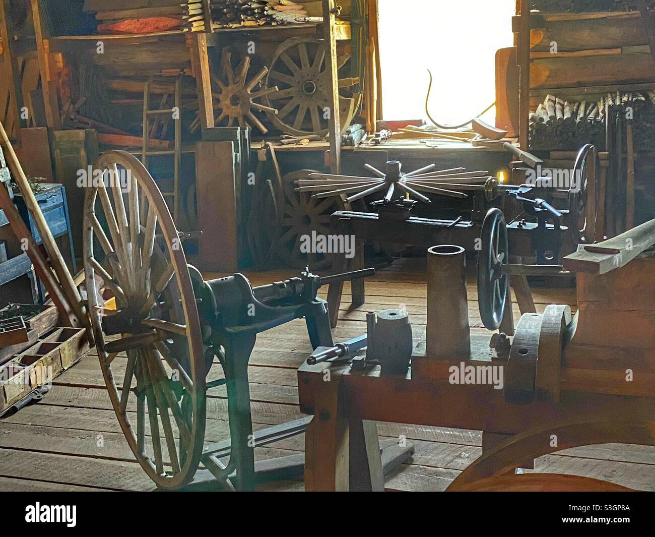 Ancienne salle d'antiquité où ils feraient des roues en bois pour les entraîneurs de scène et les vieux wagons couverts de l'époque des pionniers Banque D'Images
