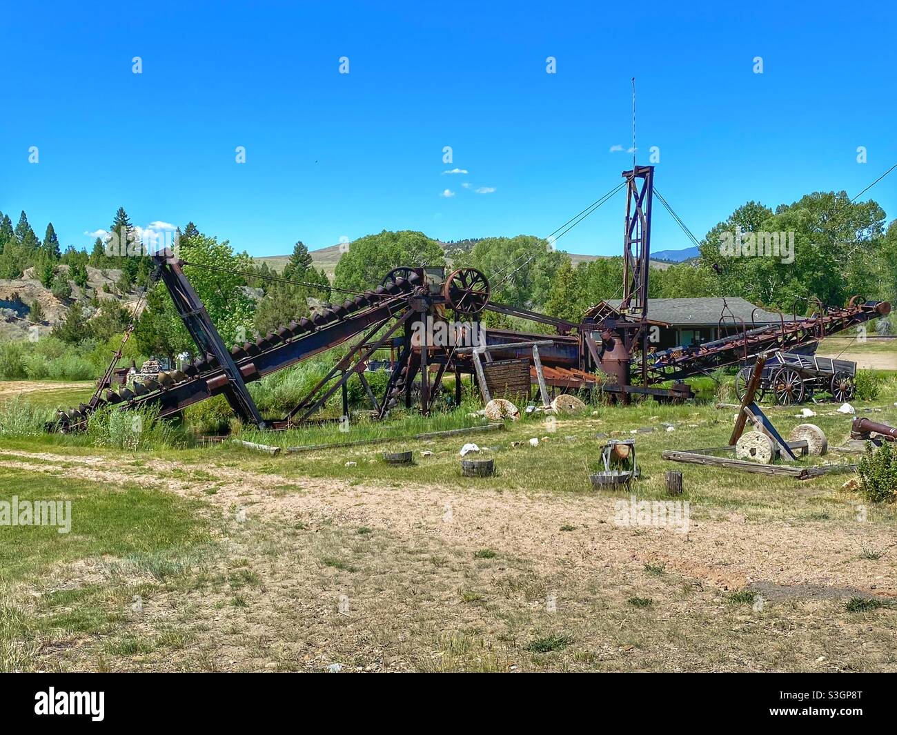 Ancienne drague ancienne de la région aurifère de la ville de Virginie Montana, Alder Gulch. Banque D'Images