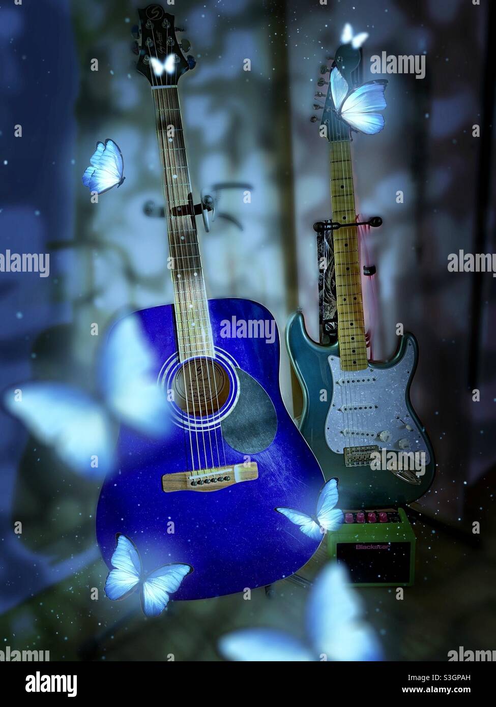Les papillons bleus volent autour de deux guitares dans les stands; une  guitare acoustique bleue et l'autre guitare électrique cyan-blanc. La photo  est en mode nuit Photo Stock - Alamy