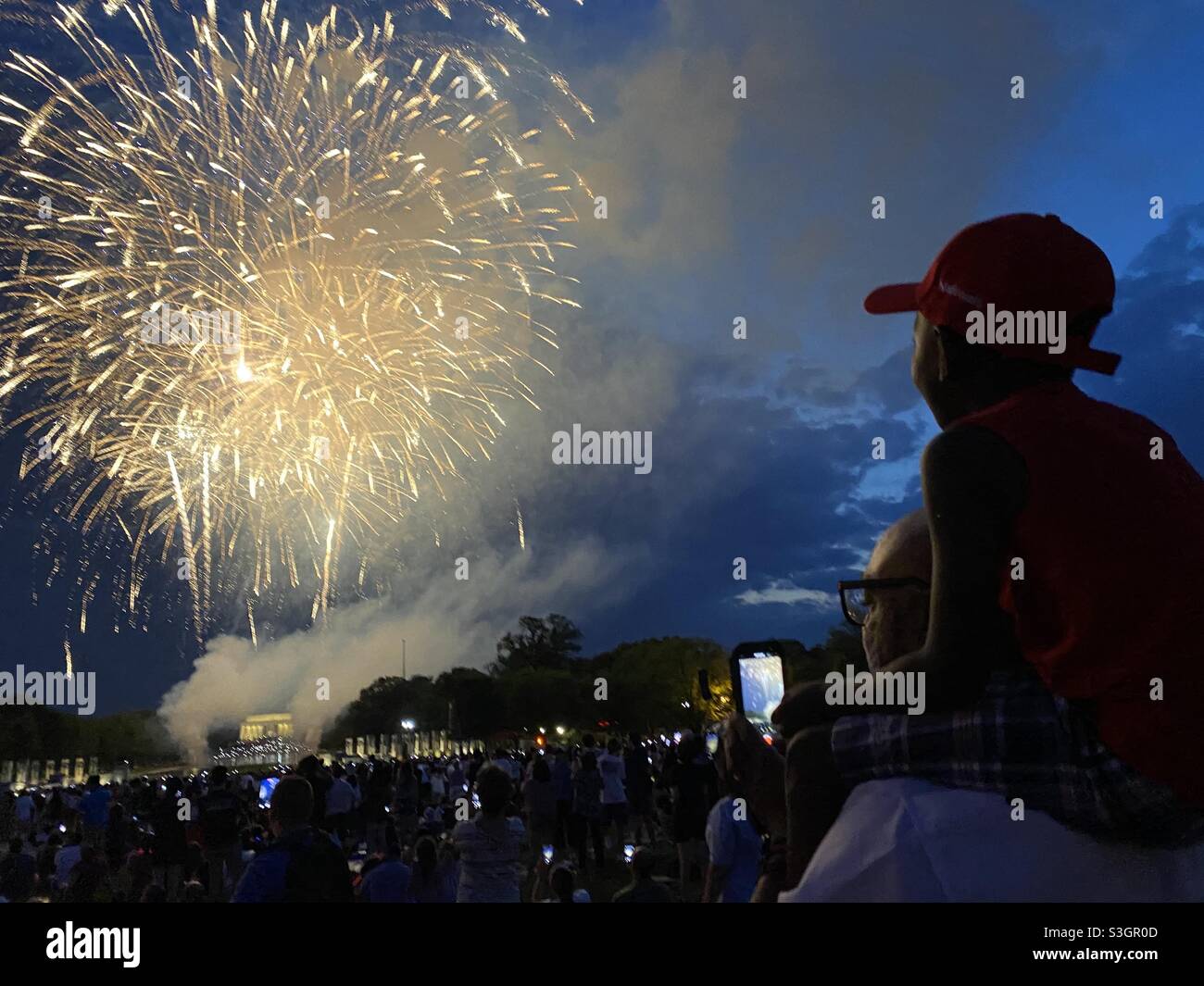 Un jeune garçon sur les épaules d’un homme aime les feux d’artifice du 4 juillet au National Mall de Washington DC, le 2021 juillet Banque D'Images