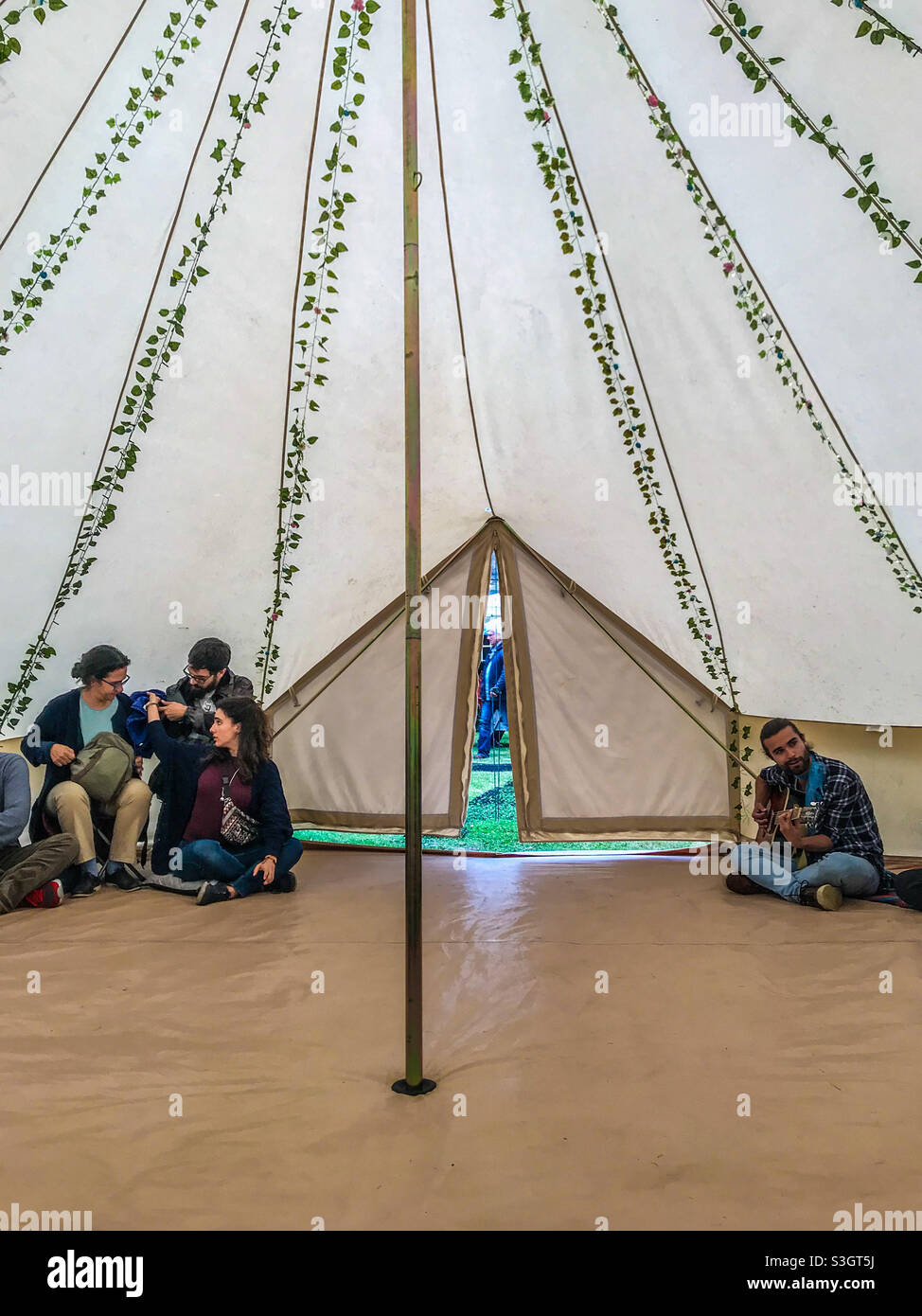 Spectacle du festival d'Édimbourg dans une tente Banque D'Images