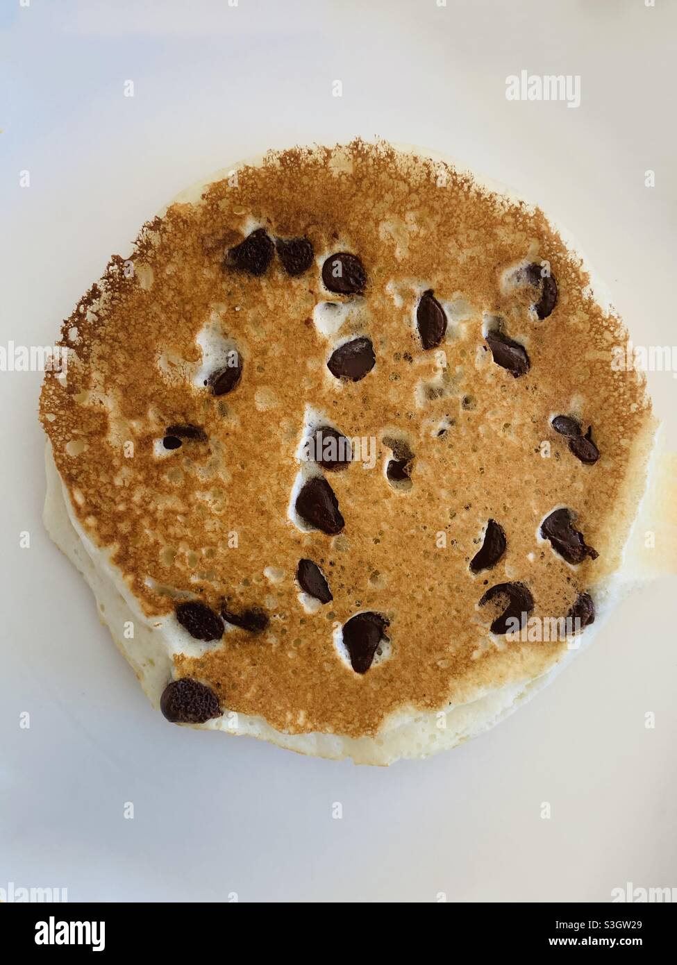 Pancakes - gâteaux chauds dorés avec copeaux de chocolat Banque D'Images