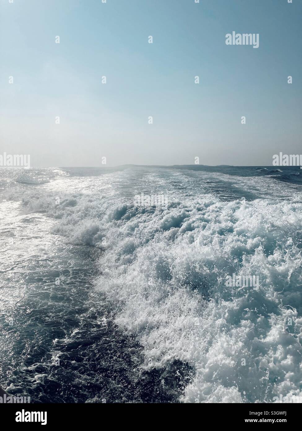 La vague de poupe d'un navire sur la mer Adriatique Banque D'Images