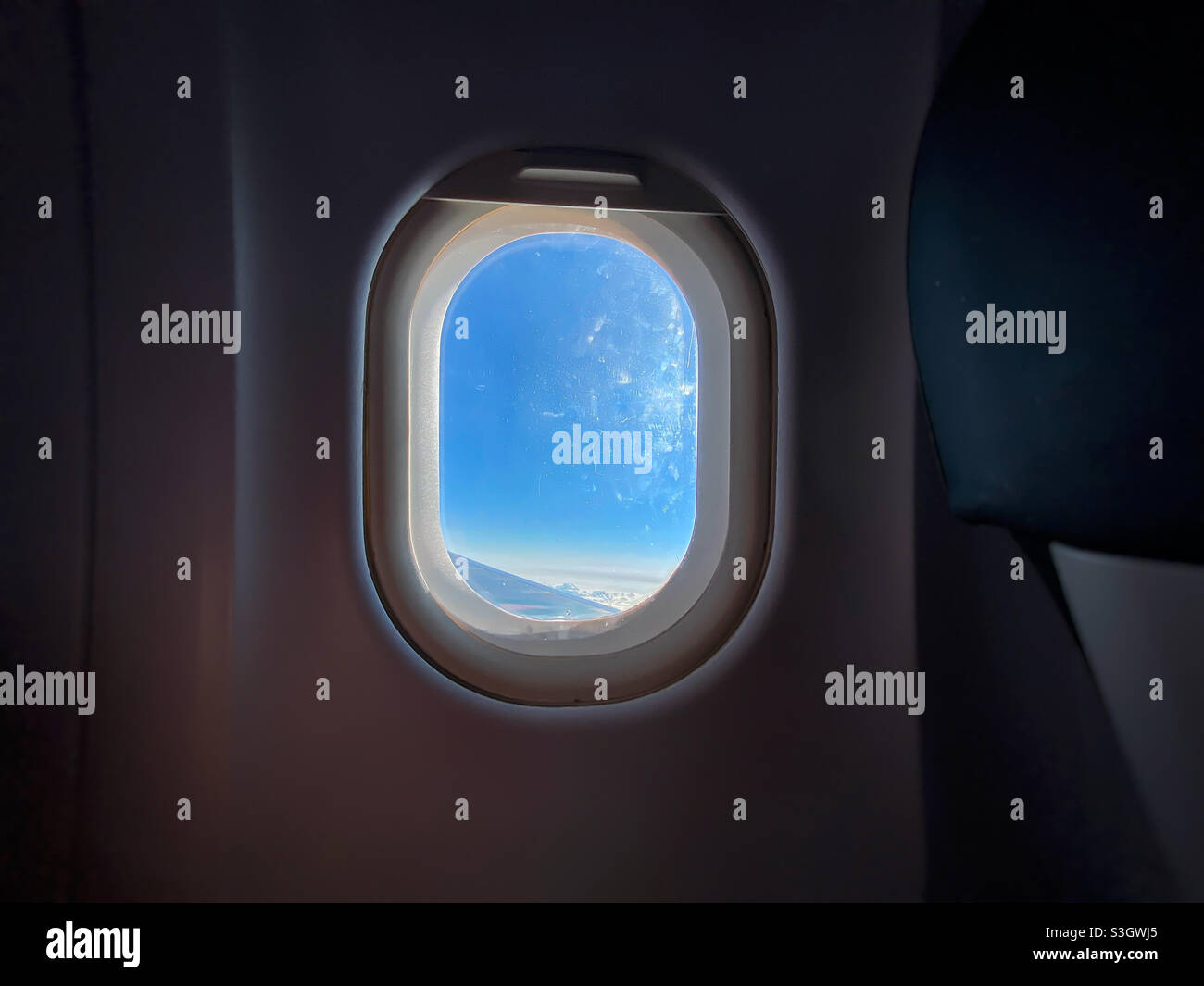 Ciel dégagé vu depuis une fenêtre d'avion pendant le vol. Voyages et vacances. Hublot d'un avion. Mode de transport - Image de stock capturée avec un smartphone