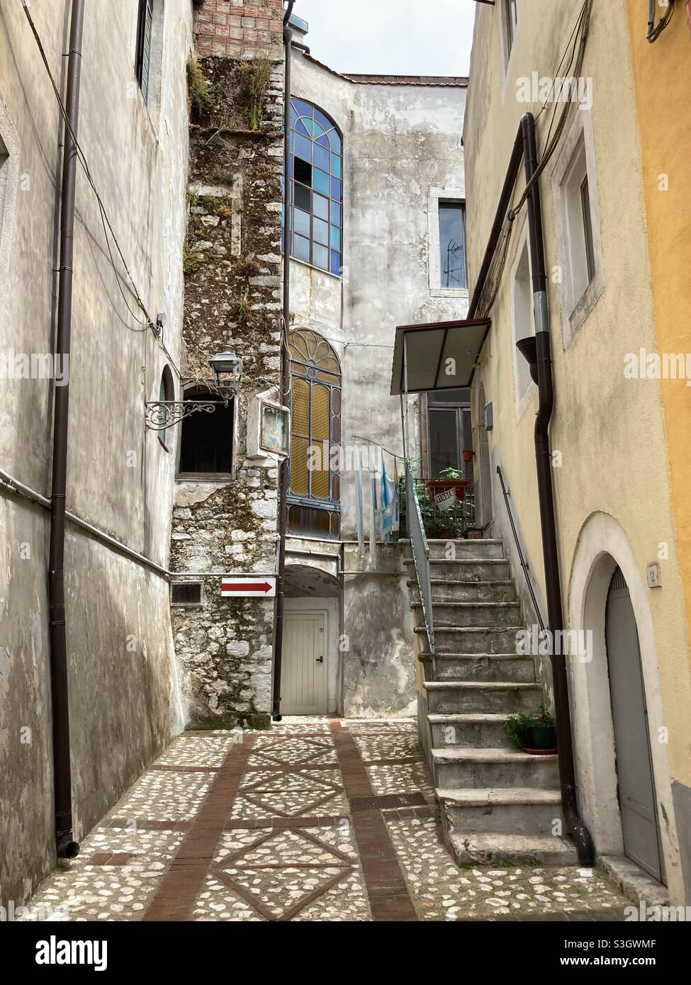 Une allée dans la petite ville de Vico Del Gargano, Puglia, Italie Banque D'Images