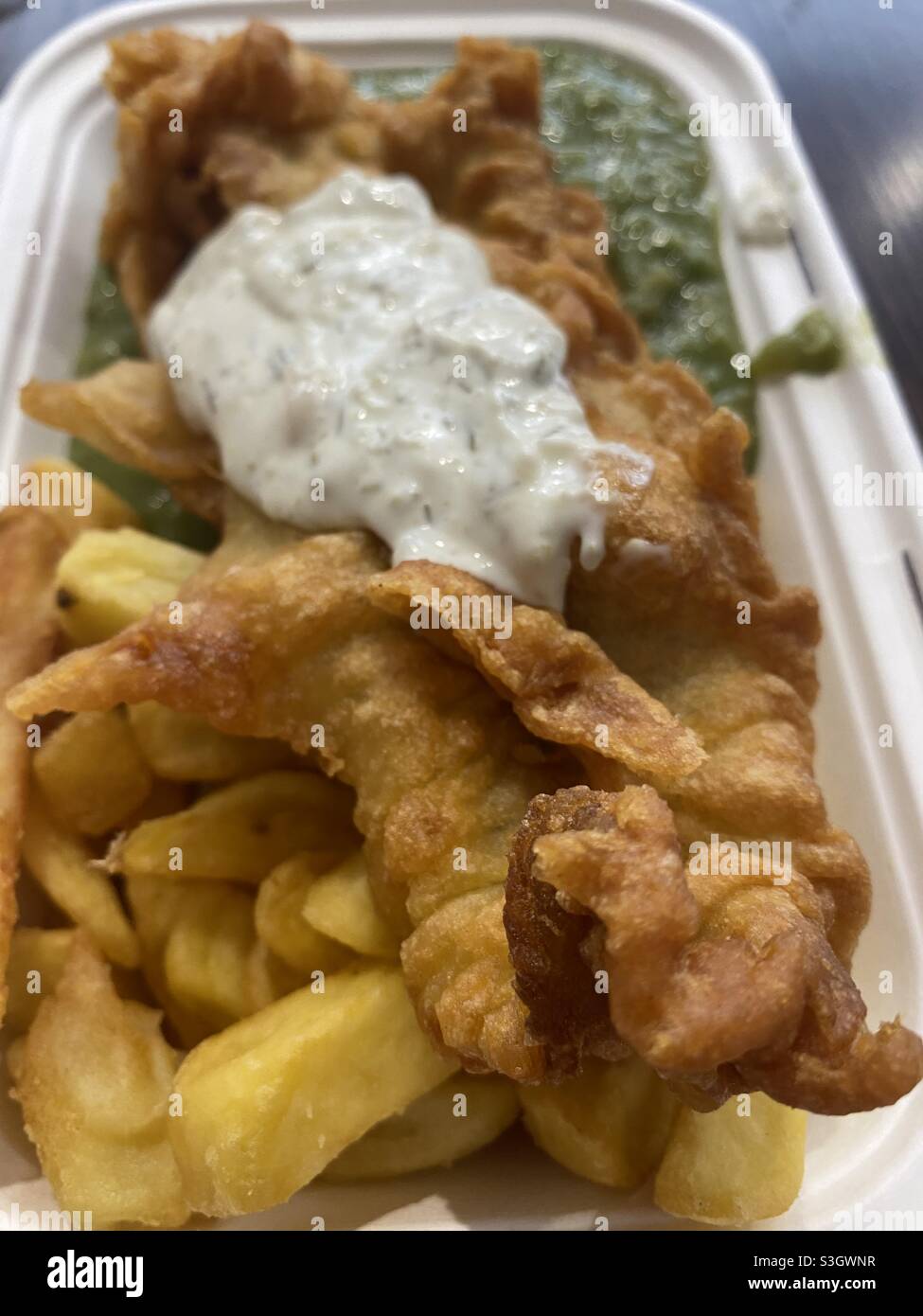 Aliments hospitaliers Fish Chips et pois molles Banque D'Images