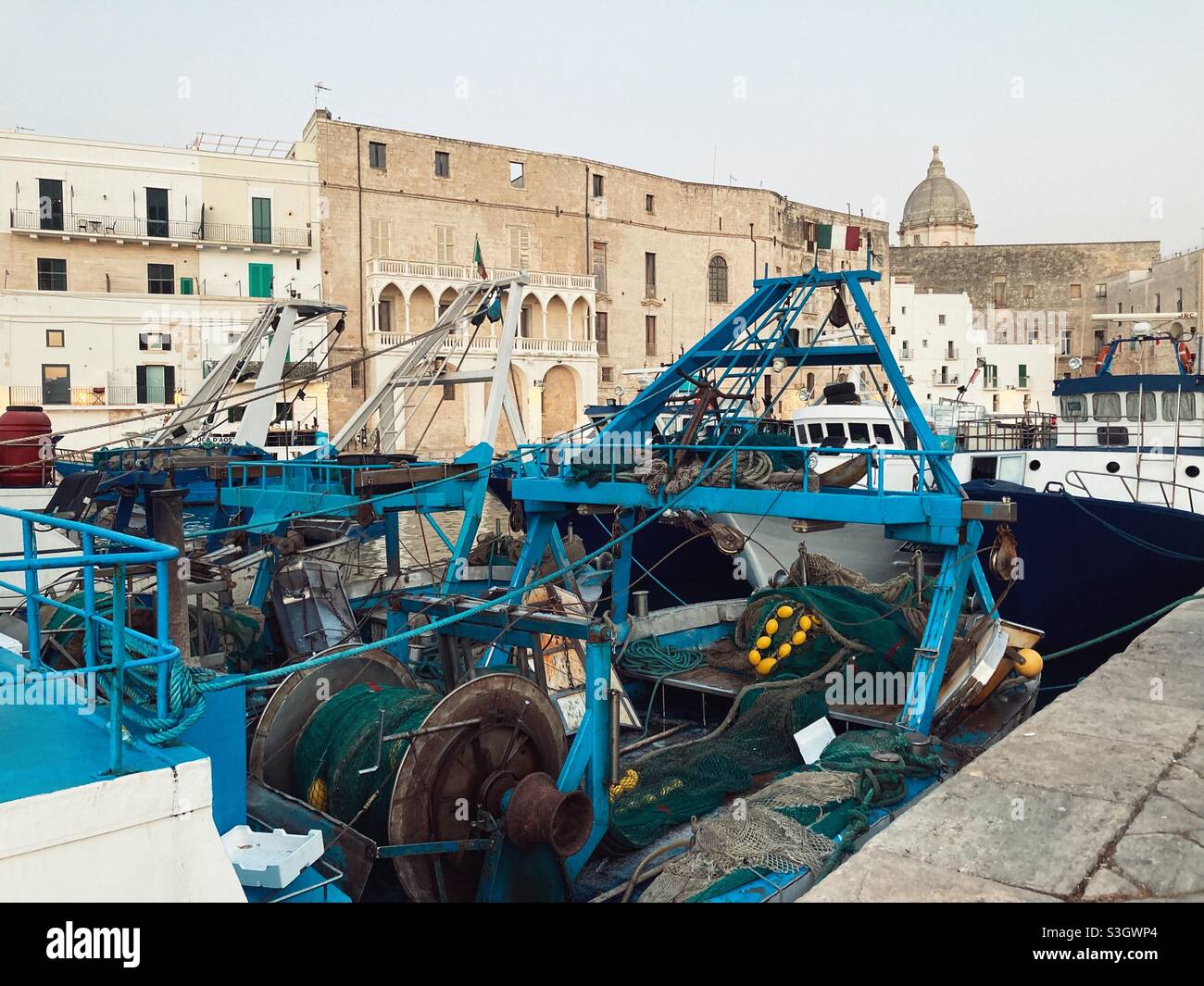 Bateaux de pêche dans le port de Monopoli, Puglia, Italie Banque D'Images