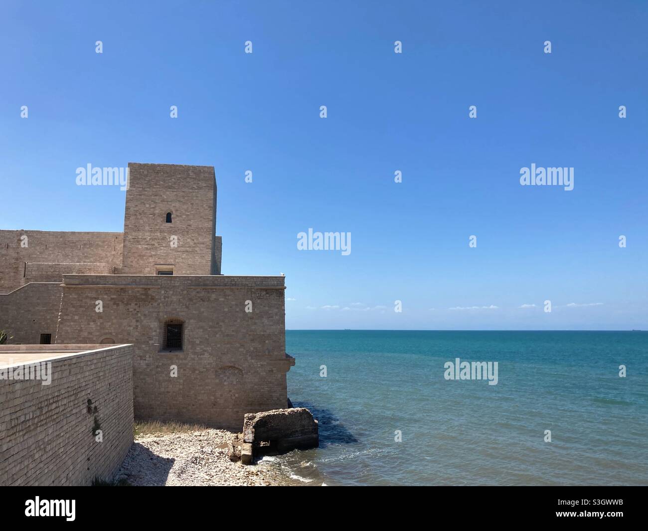 Le Castello svevo di Trani à côté de la mer Adriatique, Trani, Puglia, Italie Banque D'Images