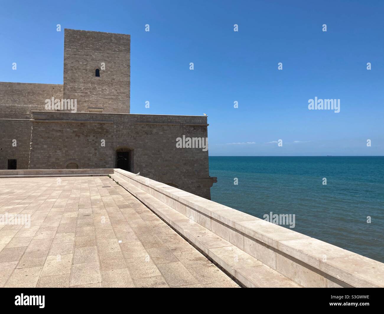 Le Castello svevo di Trani à côté de la mer Adriatique, Trani, Puglia, Italie Banque D'Images