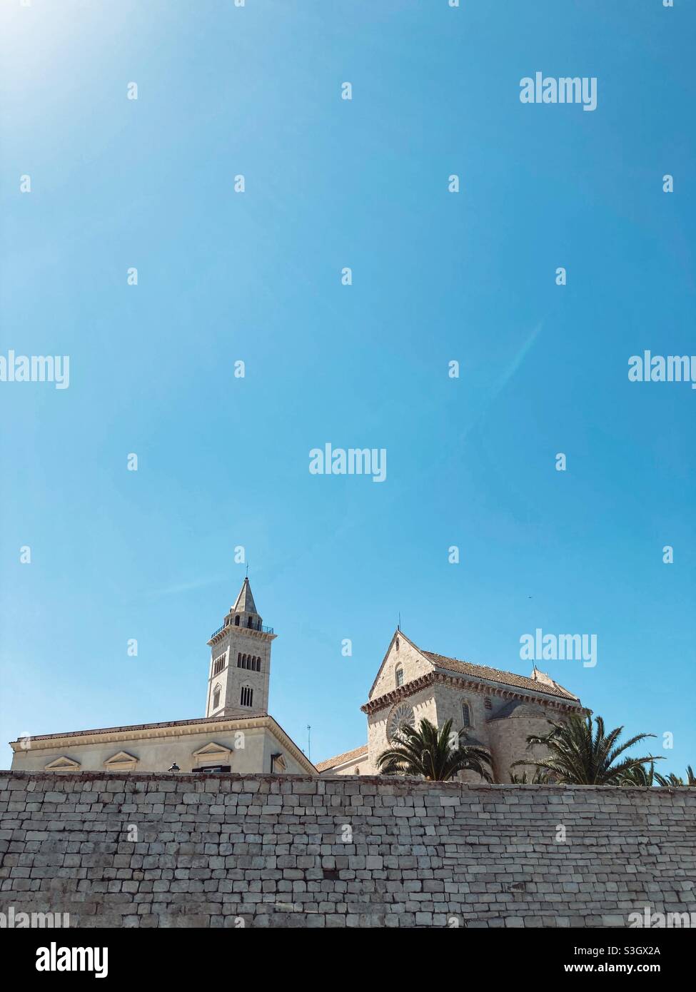 Le toit et le clocher de la cathédrale de Trani, Trani, Puglia, Italie Banque D'Images