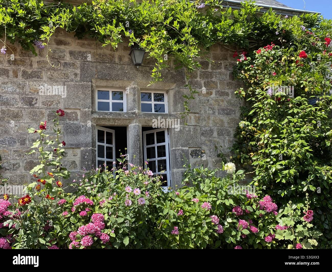 fenêtre dans une maison typique de bretagne avec des fleurs Banque D'Images