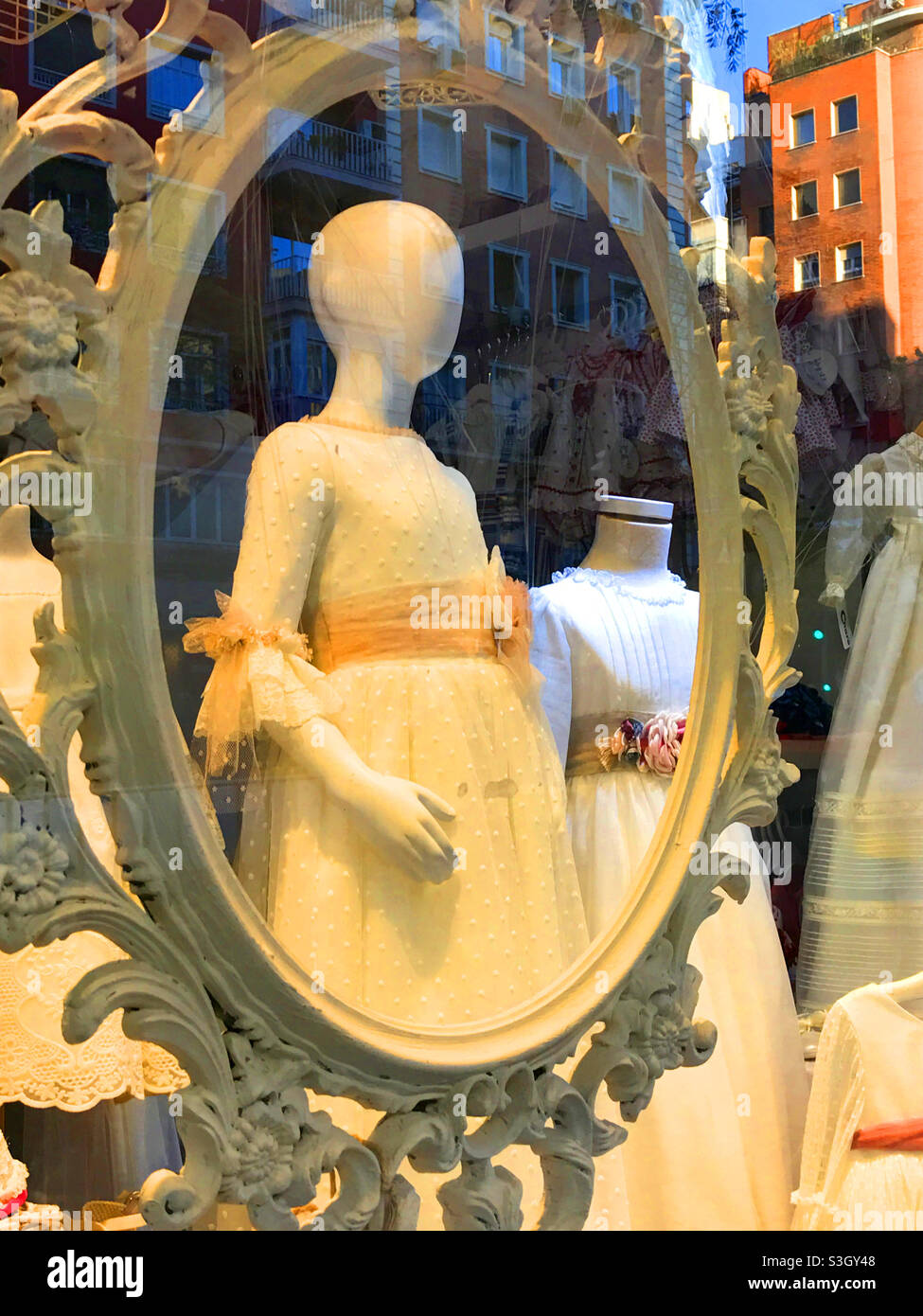 Mannequin reflété sur un miroir dans une fenêtre d'atelier. Banque D'Images