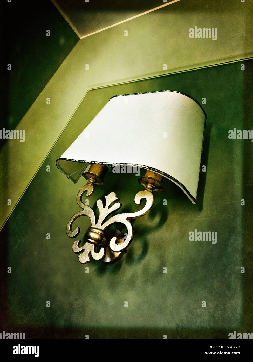 Une lampe Art déco rétro sur le mur dans un hôtel italien Banque D'Images