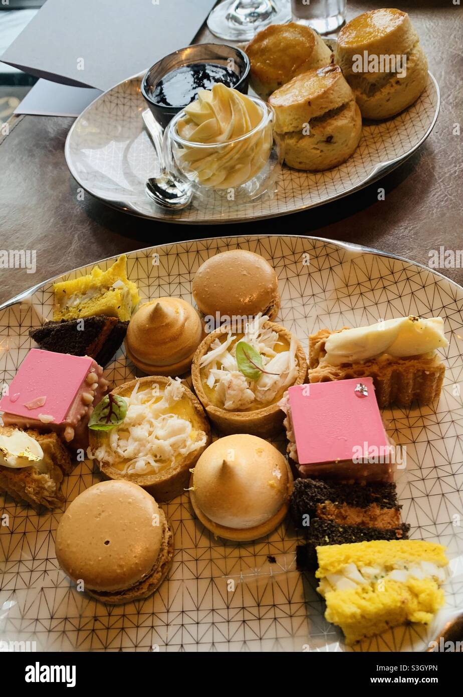 Une assiette de pâtisseries françaises pendant le High Tea à l'hôtel Rosewood à Hong Kong. Banque D'Images