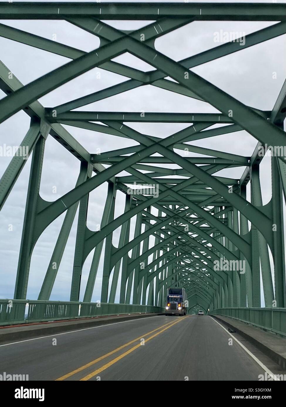 Pont en acier sur la route du Nord-Ouest du Pacifique Banque D'Images