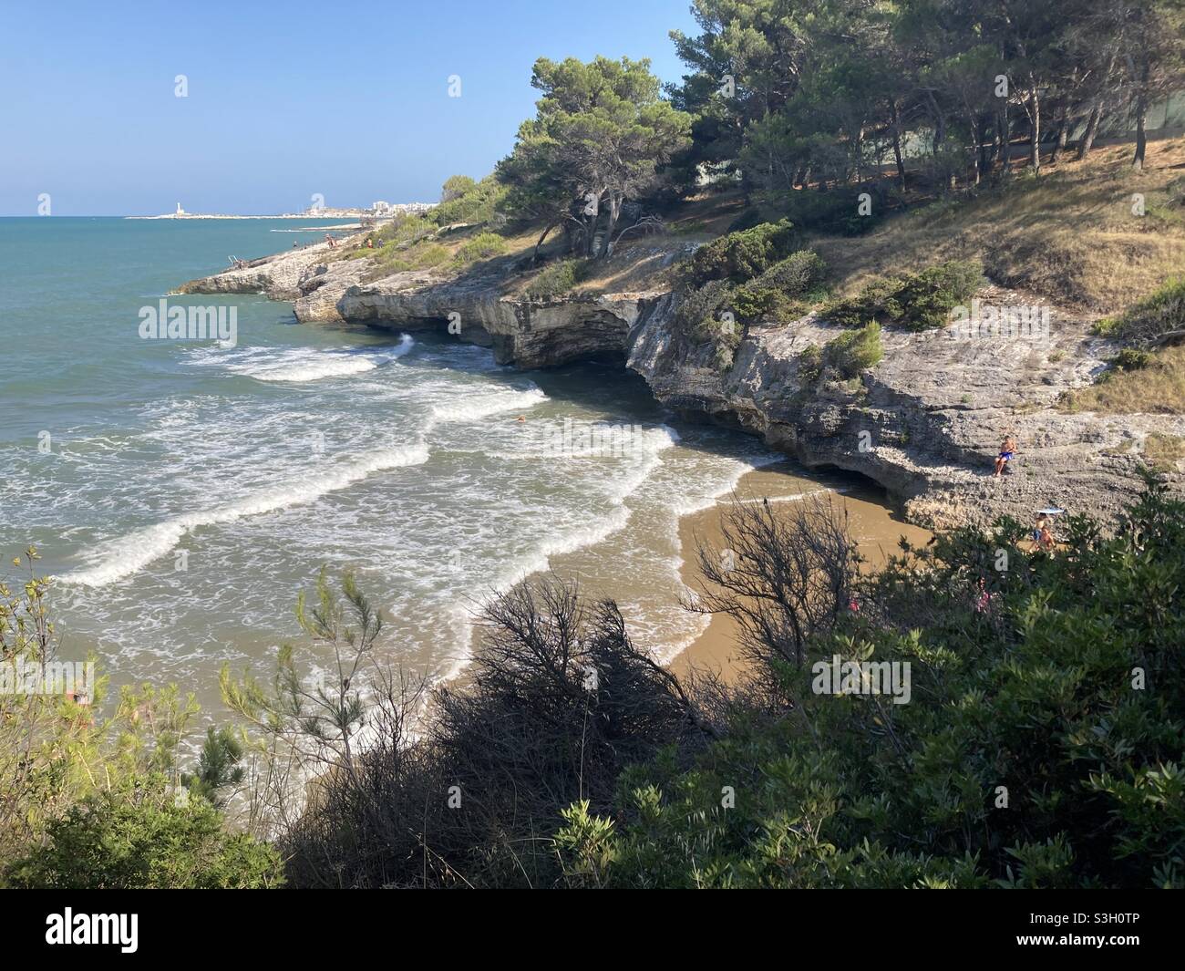 Une baie à la mer Adriatique près du parc national Gargano à la ville de Vieste, Italie Banque D'Images