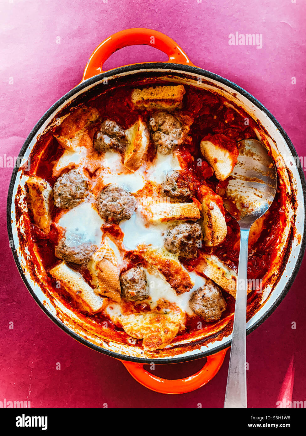 Boulettes de dinde et pain à l'ail - Image de stock capturée avec un smartphone